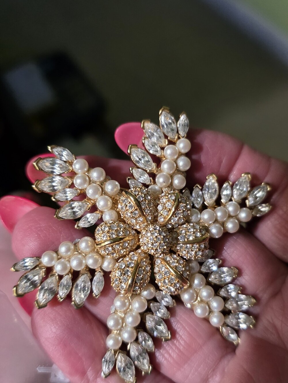 Beautiful Rhinestone/Pearl Brooch - Picture 9 of 9